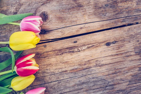 Аранжування різнокольорових тюльпанів на сільському дерев'яному столі, текст sp — стокове фото