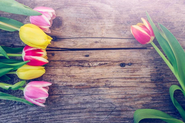 Аранжування різнокольорових тюльпанів на сільському дерев'яному столі, текст sp — стокове фото