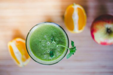 Günaydın: taze yeşil smoothie ve meyve üzerinde ahşap backgrou