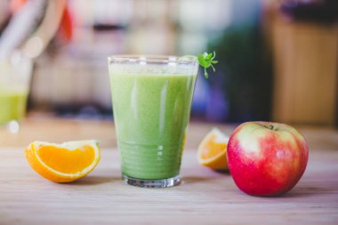 Günaydın: taze yeşil smoothie ve meyve üzerinde ahşap backgrou