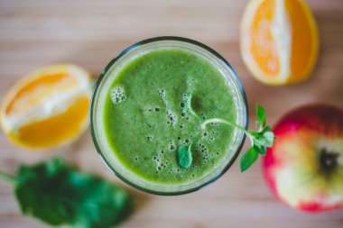 Günaydın: taze yeşil smoothie ve meyve üzerinde ahşap backgrou