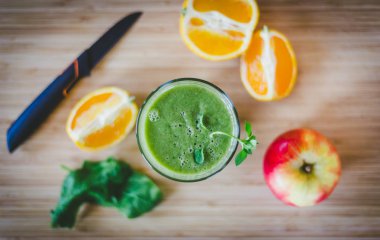 Günaydın: taze yeşil smoothie ve meyve üzerinde ahşap backgrou