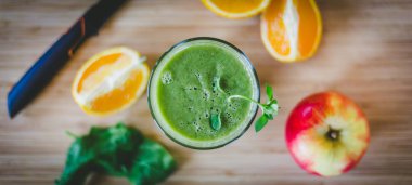 Günaydın: taze yeşil smoothie ve meyve üzerinde ahşap backgrou