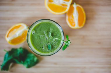 Günaydın: taze yeşil smoothie ve meyve üzerinde ahşap backgrou