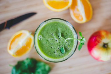 Günaydın: taze yeşil smoothie ve meyve üzerinde ahşap backgrou