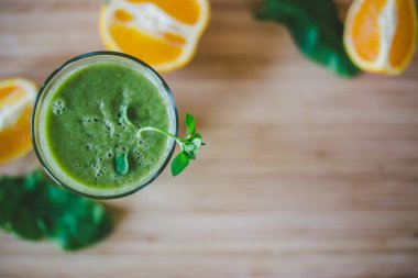 Günaydın: taze yeşil smoothie ve meyve üzerinde ahşap backgrou