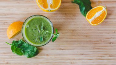 Günaydın: taze yeşil smoothie ve meyve üzerinde ahşap backgrou