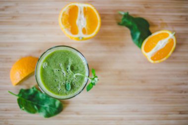 Günaydın: taze yeşil smoothie ve meyve üzerinde ahşap backgrou