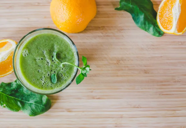 Good morning: Fresh green smoothie and fruits on wooden backgrou — Stock Photo, Image