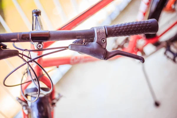 Manillar de bicicletas y descansos, reparación de bicicletas, fondo borroso —  Fotos de Stock