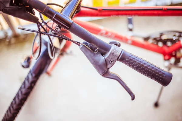 Manillar de bicicletas y descansos, reparación de bicicletas, fondo borroso —  Fotos de Stock