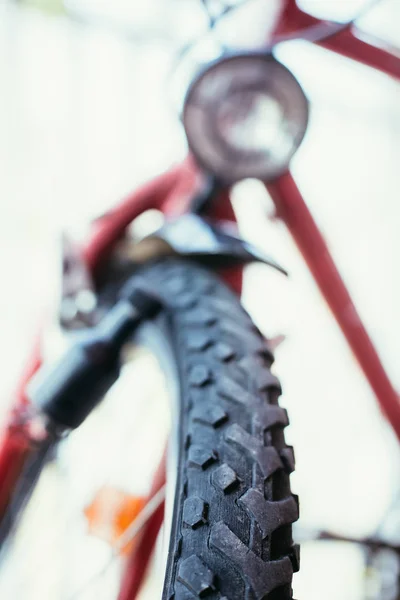 Mountain bike opony poza, letni dzień, miasto mobilności — Zdjęcie stockowe