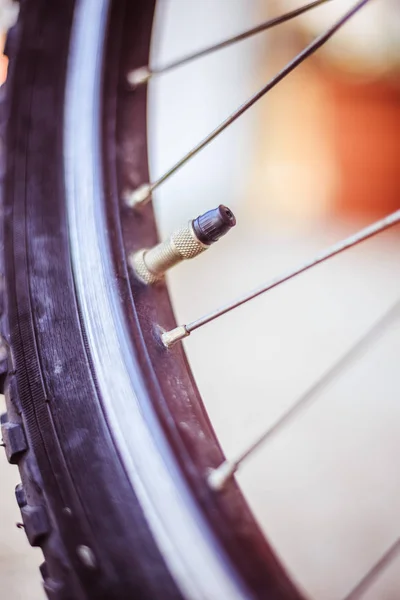 Bicicleta en la ciudad: imagen de cerca de la salida y los radios de los neumáticos —  Fotos de Stock
