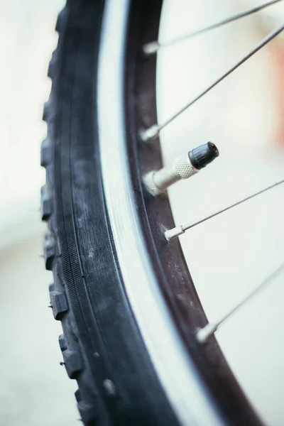 Bicicleta en la ciudad: imagen de cerca de la salida y los radios de los neumáticos —  Fotos de Stock