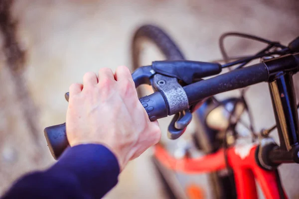 Manillar de bicicletas y descansos, reparación de bicicletas, fondo borroso —  Fotos de Stock