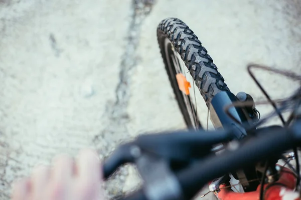 Neumáticos de bicicleta de montaña fuera, manillar borroso, día de verano, ciudad —  Fotos de Stock