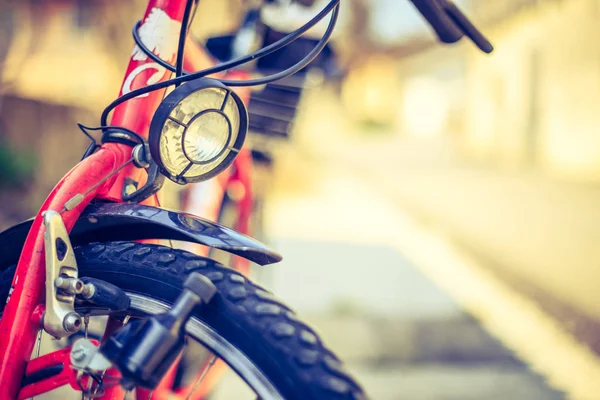 Bicicleta en la ciudad: Foto frontal de una bicicleta de la ciudad, fondo borroso —  Fotos de Stock