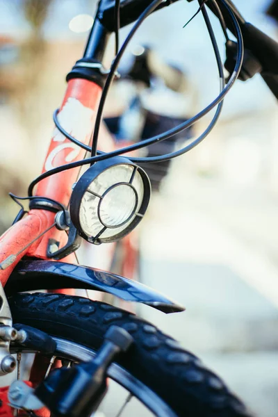 Bicicleta en la ciudad: Foto frontal de una bicicleta de la ciudad, fondo borroso —  Fotos de Stock