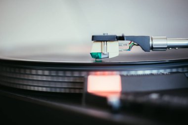 Retro müzik: profesyonel döner ses vinil plak mu