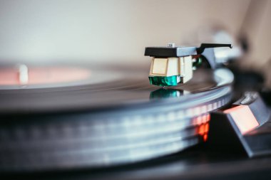 Retro müzik: profesyonel döner ses vinil plak mu