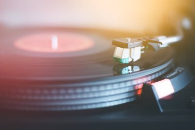 Retro müzik: profesyonel döner ses vinil plak mu
