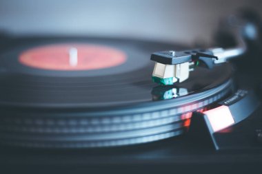 Retro müzik: profesyonel döner ses vinil plak mu
