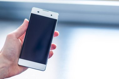 Elinde modern akıllı telefon