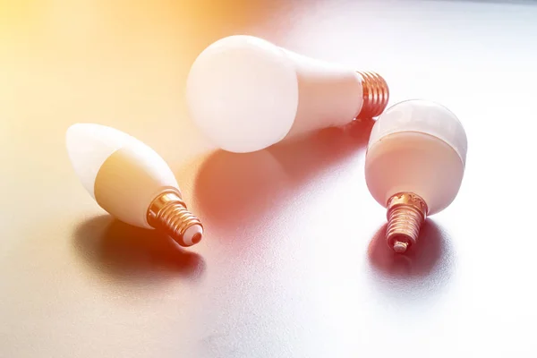 Ideas e innovación: bombilla tumbada en un escritorio. Luz solar . —  Fotos de Stock