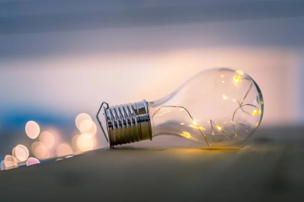 Fikirler ve yenilik: LED 'Ler ile ampul bir tahta üzerinde yatıyor — Stok fotoğraf