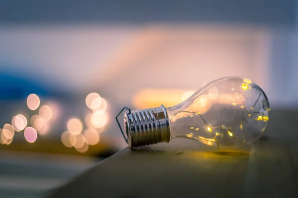 Fikirler ve yenilik: LED 'Ler ile ampul bir tahta üzerinde yatıyor — Stok fotoğraf