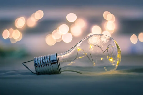 Ötletek és innováció: villanykörte LED-ek az ágyban fekve. — Stock Fotó