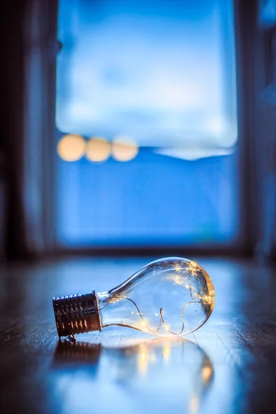 아이디어와 혁신: Led가 있는 전구는 woode에 누워 있습니다. — 스톡 사진