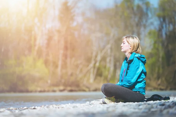 Meditatie en ontspanning: vrouw is mediteren buitenshuis op een PEB — Stockfoto