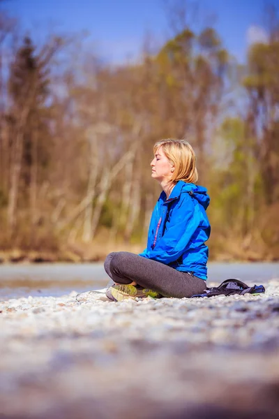 Meditação e relaxamento: Mulher está meditando ao ar livre em um peb — Fotografia de Stock