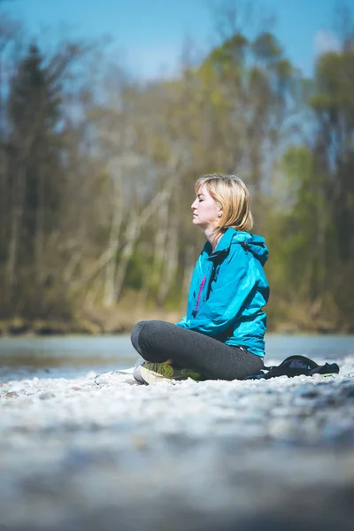 Meditación y relajación: La mujer está meditando al aire libre sobre un peb —  Fotos de Stock