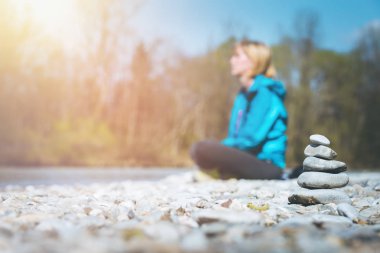Meditasyon ve rahatlama: Cairn ön planda, meditasyon