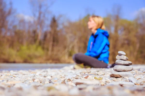 Meditación y relajación: Cairn en primer plano, meditando —  Fotos de Stock
