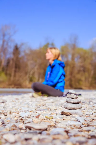 Meditazione e relax: Cairn in primo piano, meditando con — Foto Stock