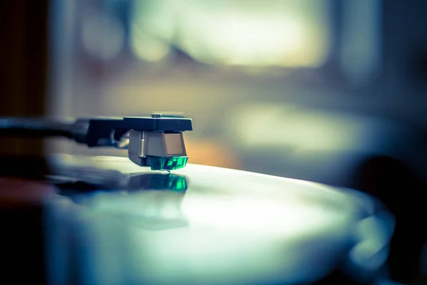 Reproducción de música retro: Professional turn able audio vinyl record m — Foto de Stock