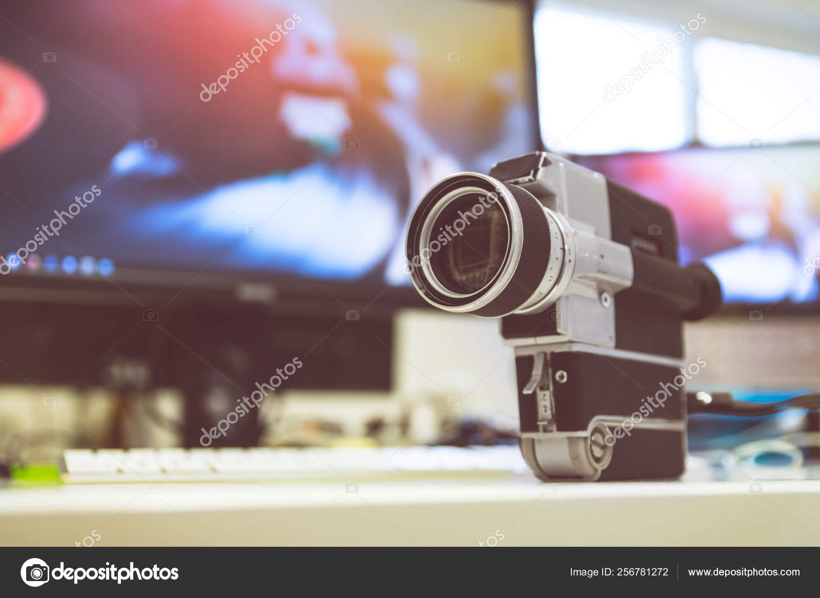 Movie production: vintage old movie camera on a desk, cutting ro — Stock  Photo © patrick.daxenbichler #256781272