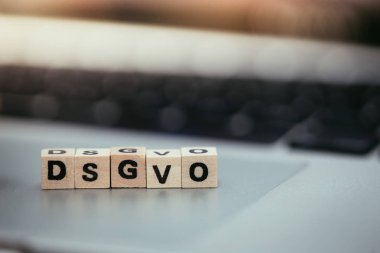 Dsgvo: Harfli ahşap küpler?\ Dsgvo\\ bir dizüstü bilgisayarın üzerinde uzanarak\. 
