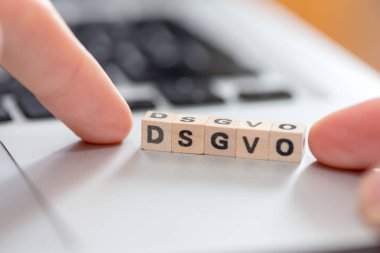 Dsgvo: Harfli ahşap küpler?\ Dsgvo\\ bir dizüstü bilgisayarın üzerinde uzanarak\. 