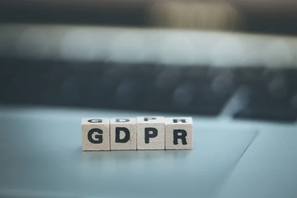 Дерев'яні кубики з літерами GDPR для загального захисту даних — стокове фото