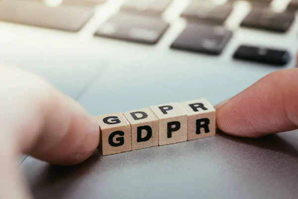 Дерев'яні кубики з літерами GDPR для загального захисту даних — стокове фото