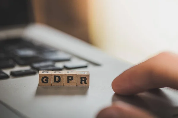 Дерев'яні кубики з літерами GDPR для загального захисту даних — стокове фото