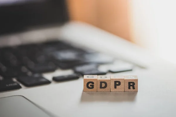 Дерев'яні кубики з літерами GDPR для загального захисту даних — стокове фото