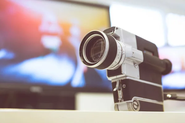 Produkcja filmowa: zabytkowe Stare kamery filmowe na biurku, cięcie ro — Zdjęcie stockowe