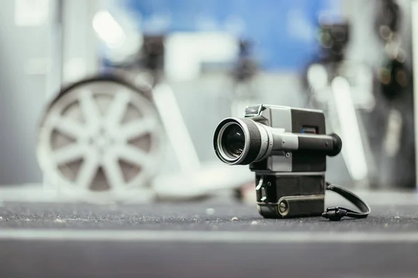 Produkcja filmowa: zabytkowe Stare kamery filmowe na podłodze, produkt — Zdjęcie stockowe