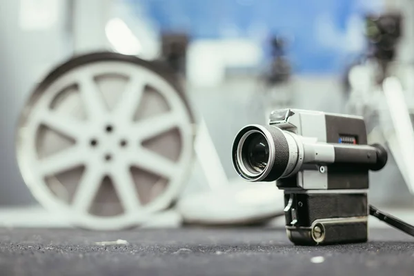 Filmproductie: Vintage oude film camera op de vloer, product — Stockfoto