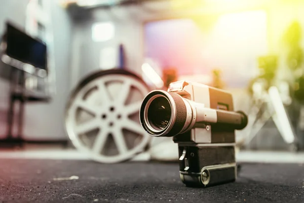 Movie production: vintage old movie camera on the floor, product — Stock Photo, Image